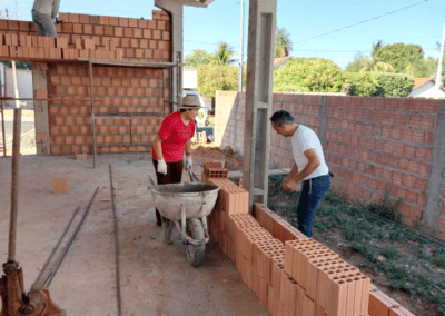 Os voluntários doam tempo e recursos nas construções, são todos membros de igrejas batistas do MS, e vão de pedreiros experientes à donas casa, tem trabalho para todos.